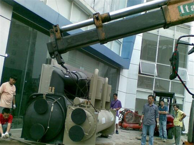 岳池县随车吊和汽车吊的核心区别是什么？哪种更省钱？